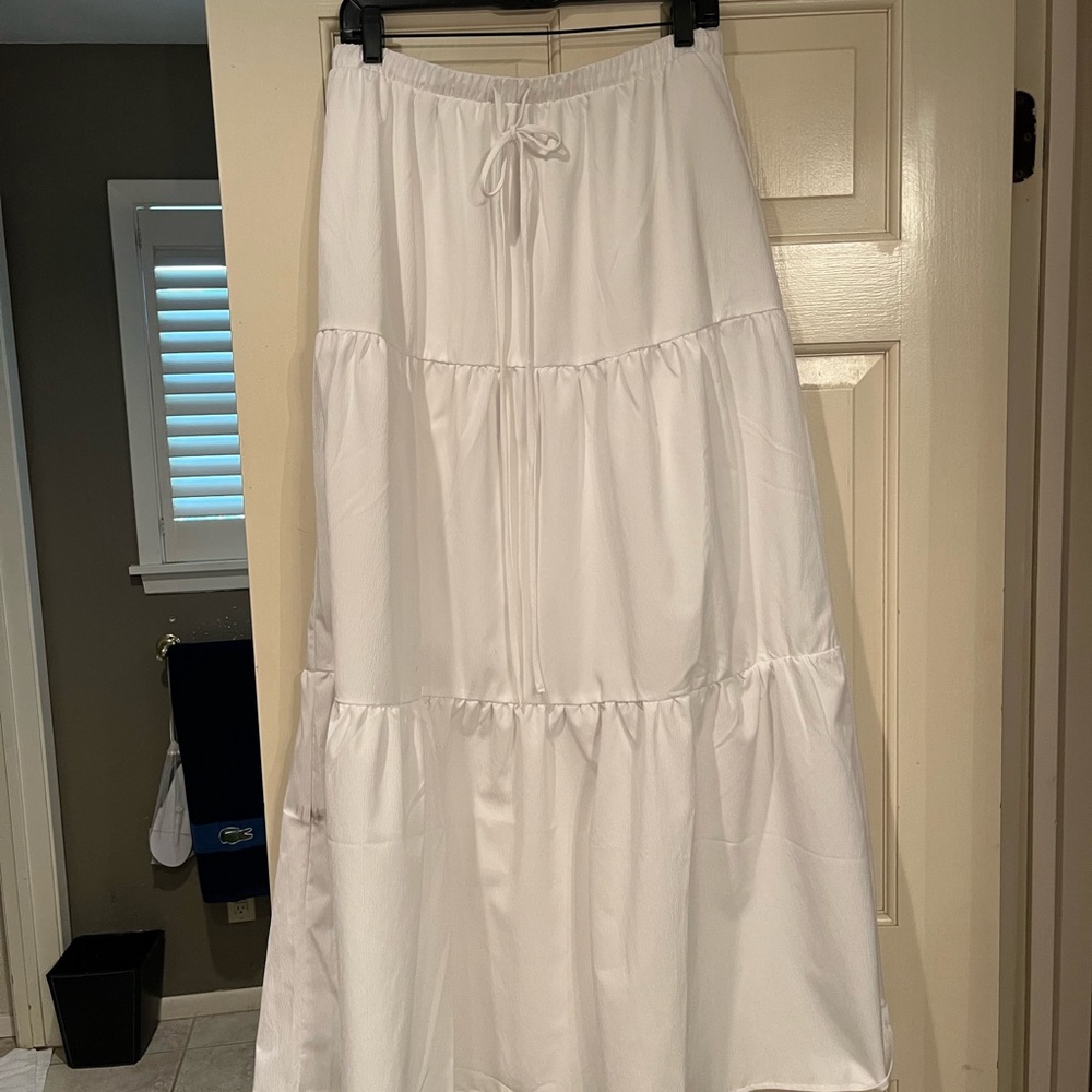 LG Elegant White Tiered Maxi Skirt Never worn.  Gorgeous.